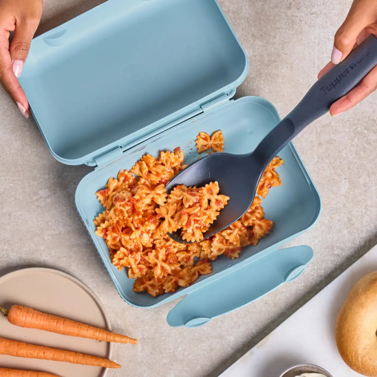 Eco Lunch Box von der Marke Tupperware / in der Farbe Hellblau / mit zwei Fächern / Ideal für die Pause / Brotbox Groß / Hier direkt online kaufen