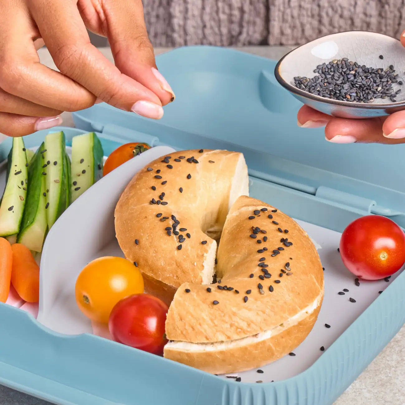 Eco Lunch Box von der Marke Tupperware / in der Farbe Hellblau / mit zwei Fächern / Ideal für die Pause / Brotbox Groß / Hier direkt online kaufen