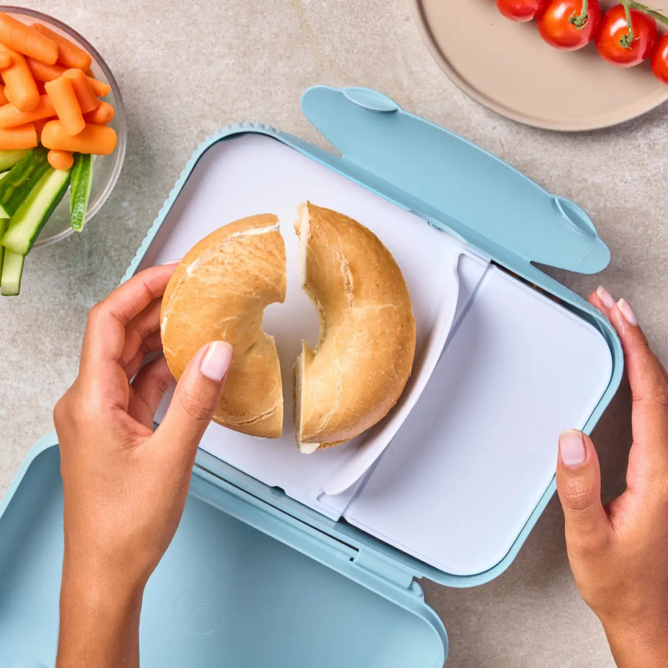 Eco Lunch Box von der Marke Tupperware / in der Farbe Hellblau / mit zwei Fächern / Ideal für die Pause / Brotbox Groß / Hier direkt online kaufen