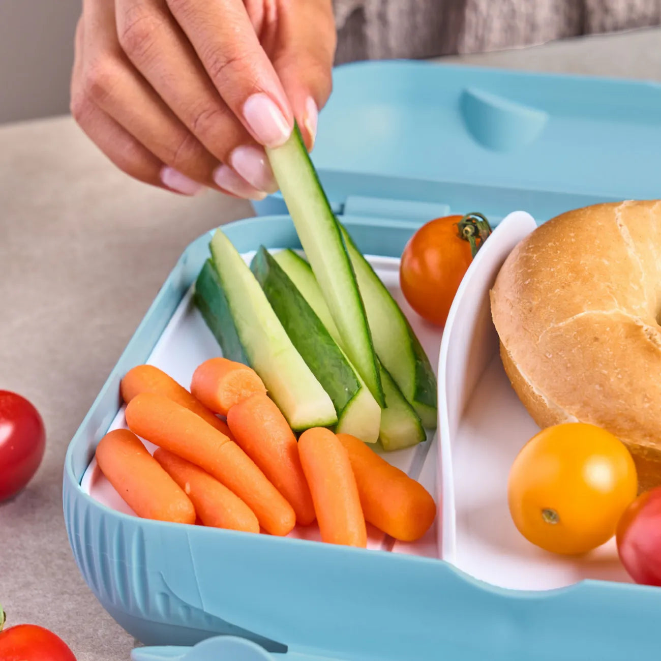 Eco Lunch Box von der Marke Tupperware / in der Farbe Hellblau / mit zwei Fächern / Ideal für die Pause / Brotbox Groß / Hier direkt online kaufen