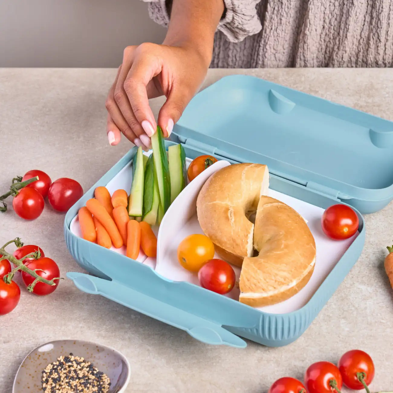 Eco Lunch Box von der Marke Tupperware / in der Farbe Hellblau / mit zwei Fächern / Ideal für die Pause / Brotbox Groß / Hier direkt online kaufen
