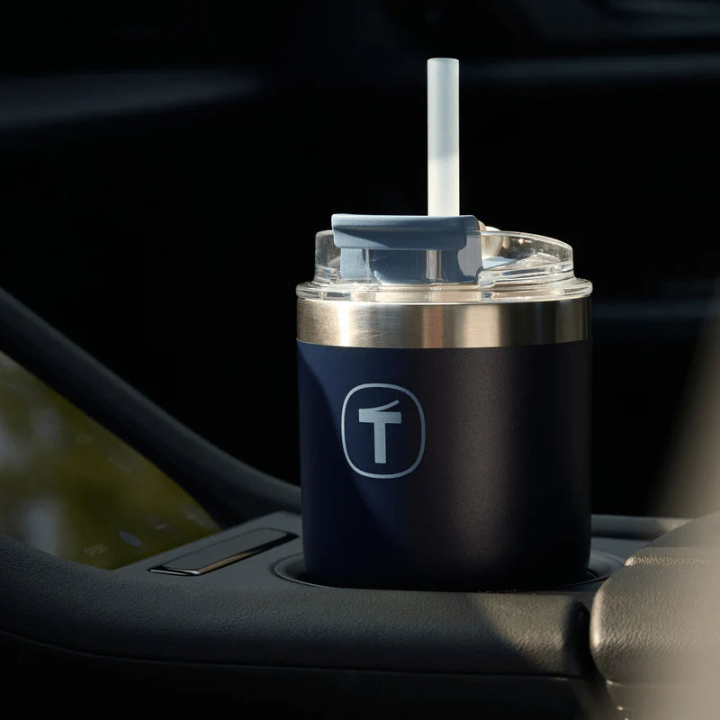 Big T Tumbler 630ml von der Marke Tupperware / in der Farbe Dunkelblau / Auslaufsicher / Isolierbecher / Isolierbehälter / Inklusive Trinkhalm / Perfekt für Unterwegs / Hier direkt online kaufen 
