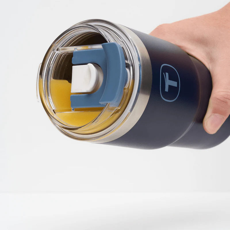 Big T Tumbler 630ml von der Marke Tupperware / in der Farbe Dunkelblau / Auslaufsicher / Isolierbecher / Isolierbehälter / Inklusive Trinkhalm / Perfekt für Unterwegs / Hier direkt online kaufen 
