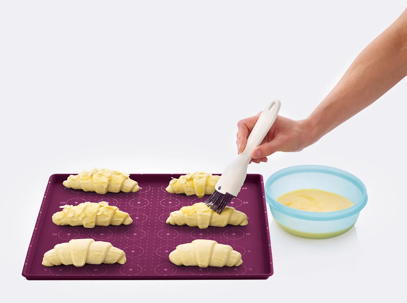 D181 Silikonpinsel Lila von der Marke Tupperware / Silikonpinsel zum Einstreichen und Einfetten / Pinselkopf ist einklappbar / langlebig und Hitzebeständig / Backpinsel / hier direkt online kaufen