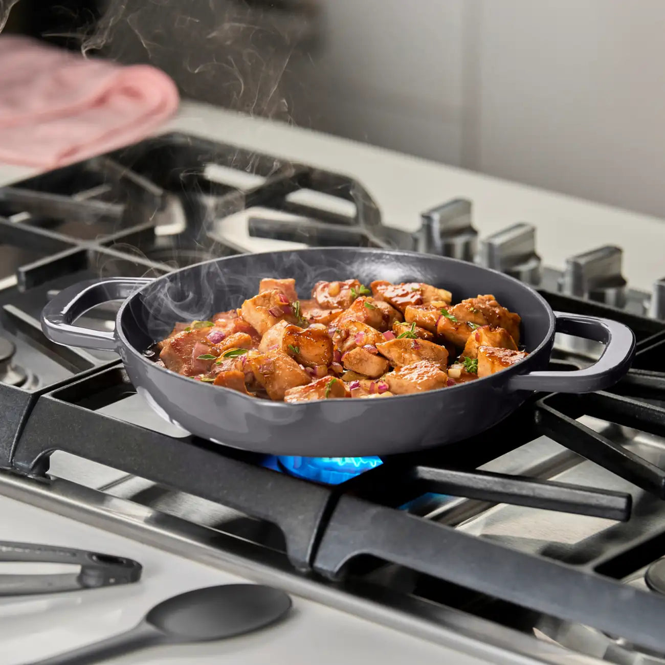 Cast Iron Bratpfanne 26 cm von der Marke Tupperware / Emaille Beschichtung / Perfekt zum Anbraten, Backen, Grillen, Braten, Schmoren oder Frittieren / für Backofen, Mikrowelle, Kühlschrank und Gefrierschrank / Hier direkt online kaufen