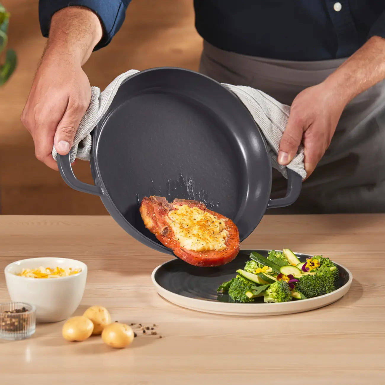 Cast Iron Bratpfanne 26 cm von der Marke Tupperware / Emaille Beschichtung / Perfekt zum Anbraten, Backen, Grillen, Braten, Schmoren oder Frittieren / für Backofen, Mikrowelle, Kühlschrank und Gefrierschrank / Hier direkt online kaufen