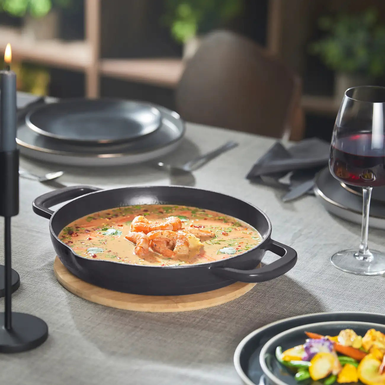 Cast Iron Bratpfanne 26 cm von der Marke Tupperware / Emaille Beschichtung / Perfekt zum Anbraten, Backen, Grillen, Braten, Schmoren oder Frittieren / für Backofen, Mikrowelle, Kühlschrank und Gefrierschrank / Hier direkt online kaufen