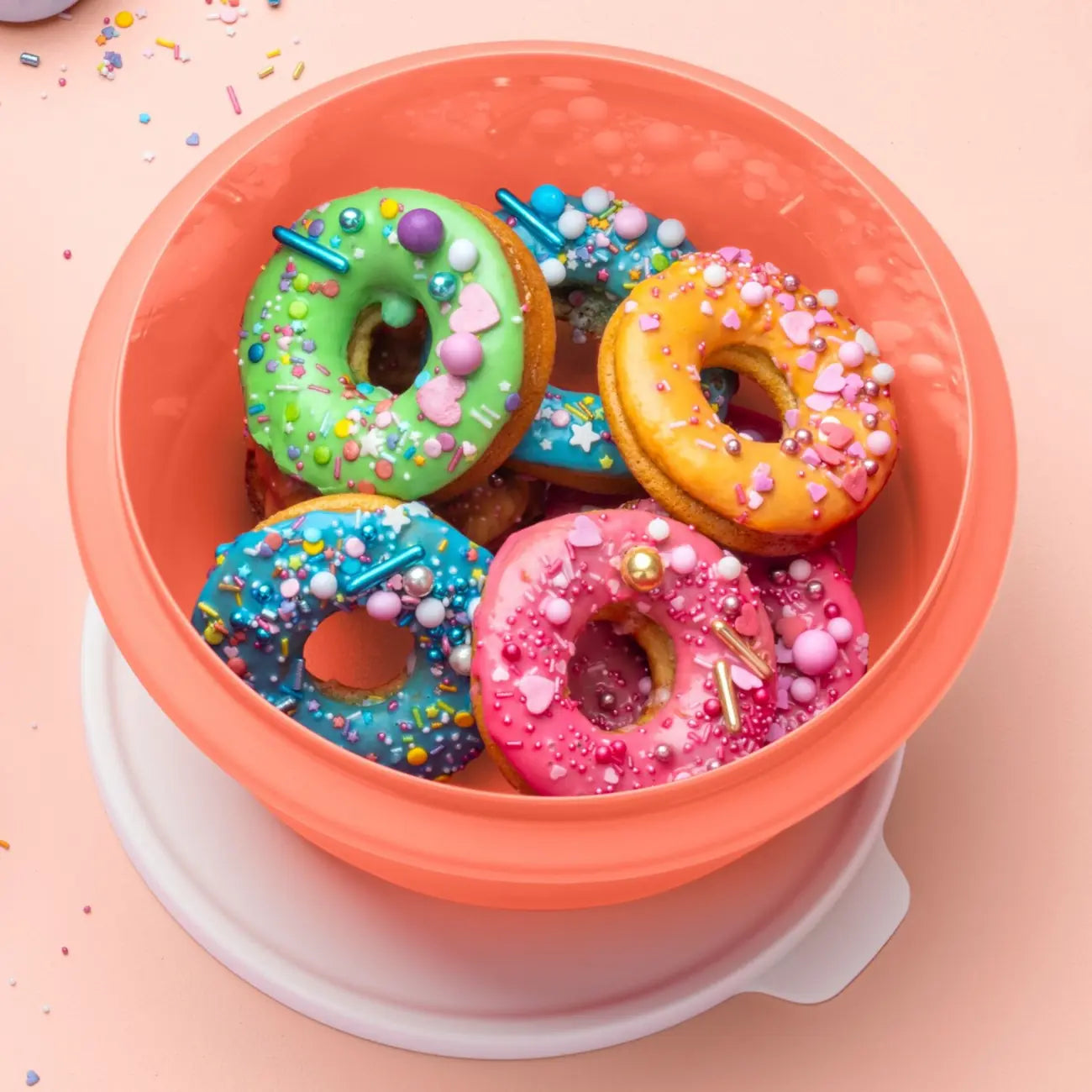 Rührschüssel Pro 2L in der Farbe Orange von der Marke Tupperware / mit integrierter Messskala / Luft und Wasserdicht Schließender Deckel / platzsparend verstaubar / modular Stapelbar / passend für den Spritzschutzdeckel / Hier direkt online kaufen