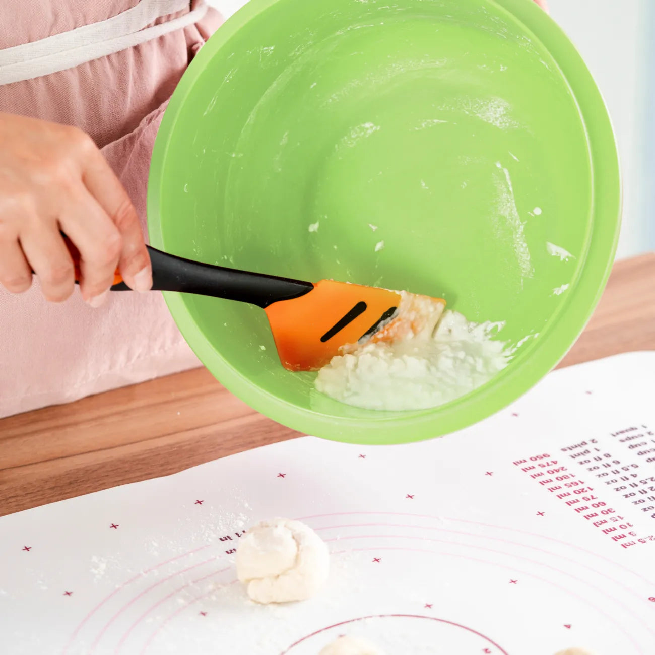 Rührschüssel Pro 1L in der Farbe Lime Grün von der Marke Tupperware / mit integrierter Messskala / Luft und Wasserdicht Schließender Deckel / platzsparend verstaubar / modular Stapelbar / passend für den Spritzschutzdeckel / Hier direkt online kaufen