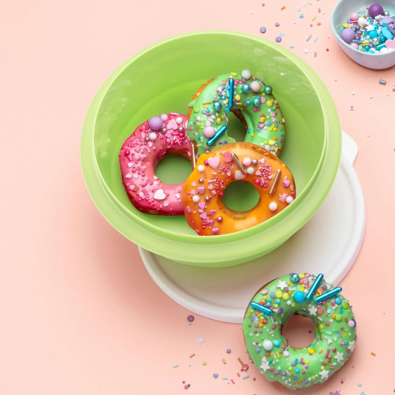 Rührschüssel Pro 1L in der Farbe Lime Grün von der Marke Tupperware / mit integrierter Messskala / Luft und Wasserdicht Schließender Deckel / platzsparend verstaubar / modular Stapelbar / passend für den Spritzschutzdeckel / Hier direkt online kaufen