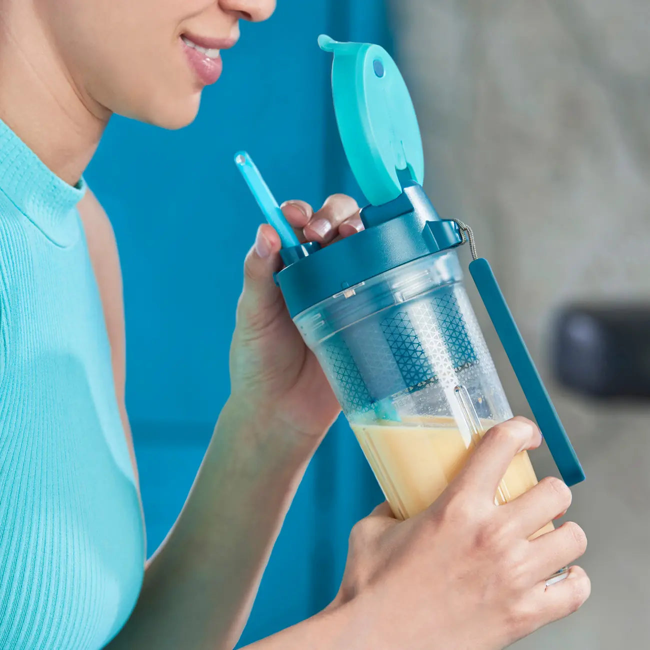 UrbanMax Kabelloser Mixer 350ml von der Marke Tupperware / Mixen direkt im To-Go Behälter / Ideal fürs Büro, Auto, für Reisen und beim Sport / mit Akku / gesunde Ernährung flexibel für unterwegs / Hier direkt online kaufen