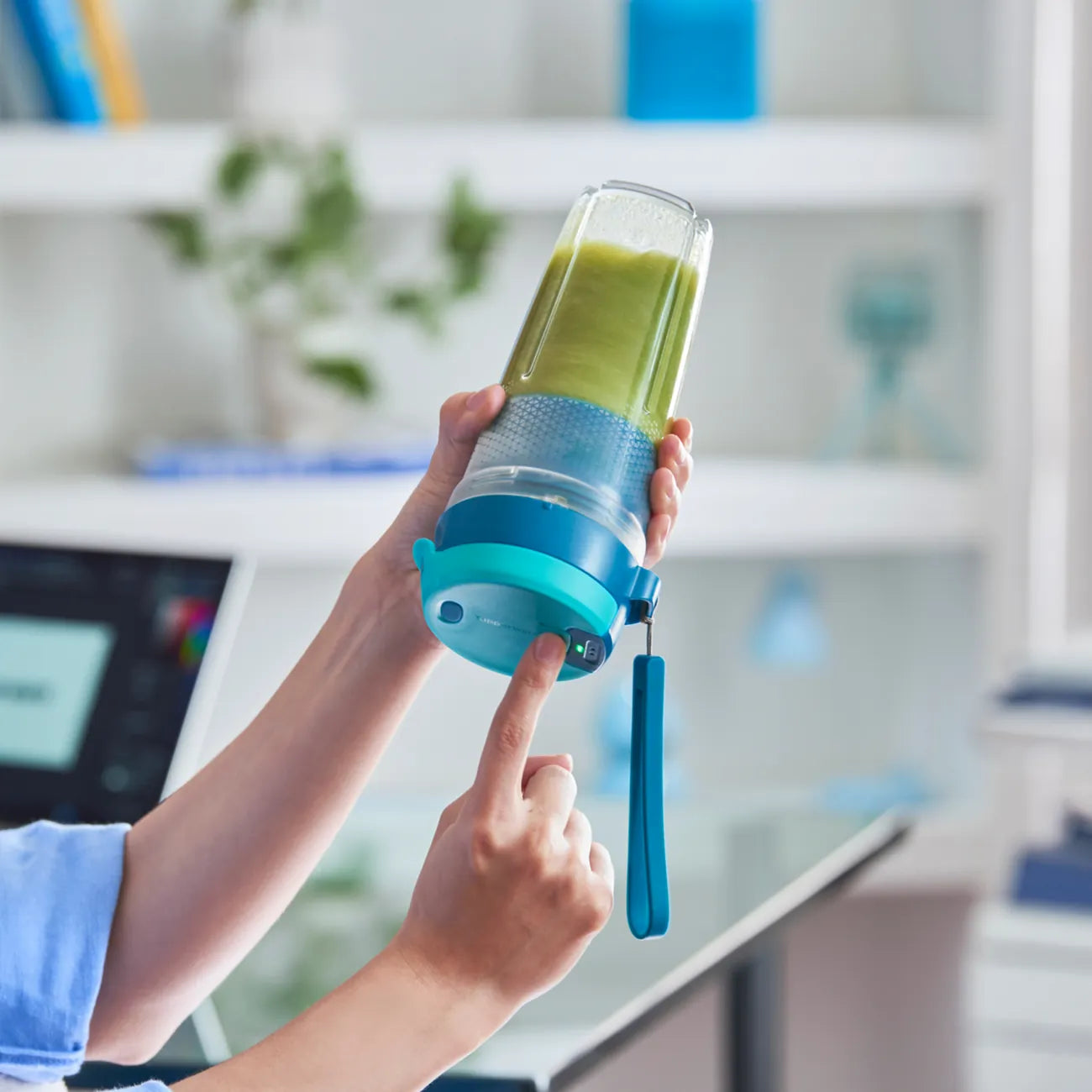 UrbanMax Kabelloser Mixer 350ml von der Marke Tupperware / Mixen direkt im To-Go Behälter / Ideal fürs Büro, Auto, für Reisen und beim Sport / mit Akku / gesunde Ernährung flexibel für unterwegs / Hier direkt online kaufen