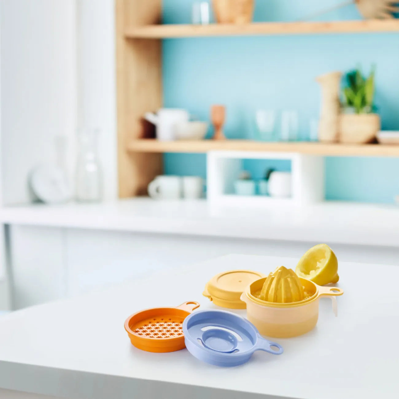 Küchenperle Bunt von der Marke Tupperware / zum Reiben, Eitrennen und Fruchtpressen / inkl. Auffangbehälter / Ideal Kombinierbar mit dem Shake It und dem Rühr Mix 1,25 L / Alle teile sind modular Stapelbar / Platzsparend verstaubar / Hier direkt online kaufen