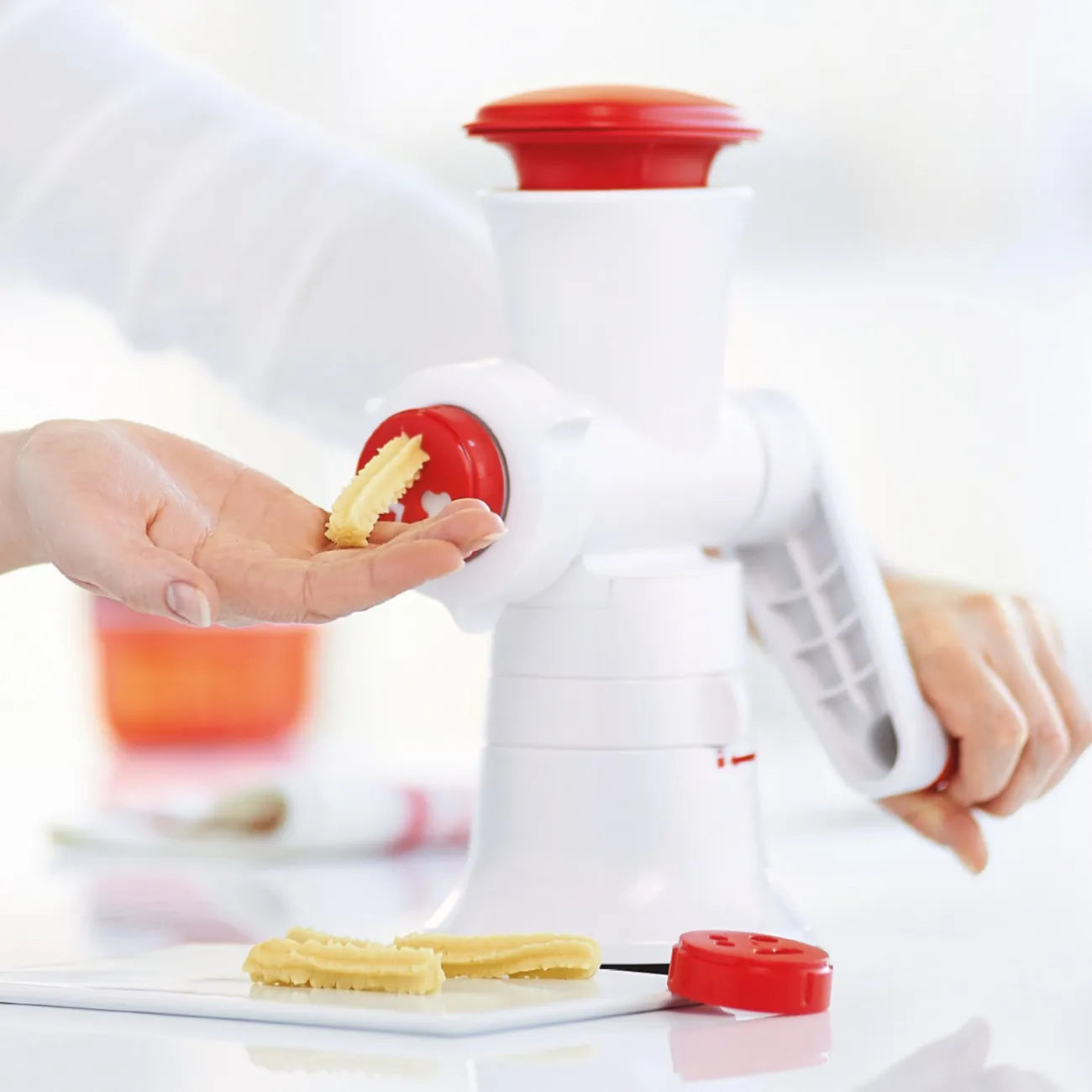 Profi-Chef Drehwerk von der Marke Tupperware / vielseitiger Fleischwolf & Gebäckprofi / inkl. Aufsätze für Spritzgebäck / mit Wurstaufsatz / einfache Bedienung / Perfekt für Würste, Hack, Füllungen und Gebäck / hier direkt online kaufen