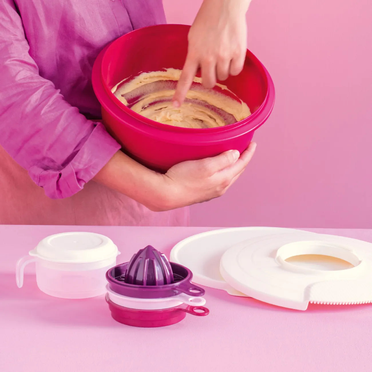 Küchenperle Lila von der Marke Tupperware / zum Reiben, Eitrennen und Fruchtpressen / inkl. Auffangbehälter / Ideal Kombinierbar mit dem Shake It und dem Rühr Mix 1,25 L / Alle teile sind modular Stapelbar / Platzsparend verstaubar / Hier direkt online kaufen