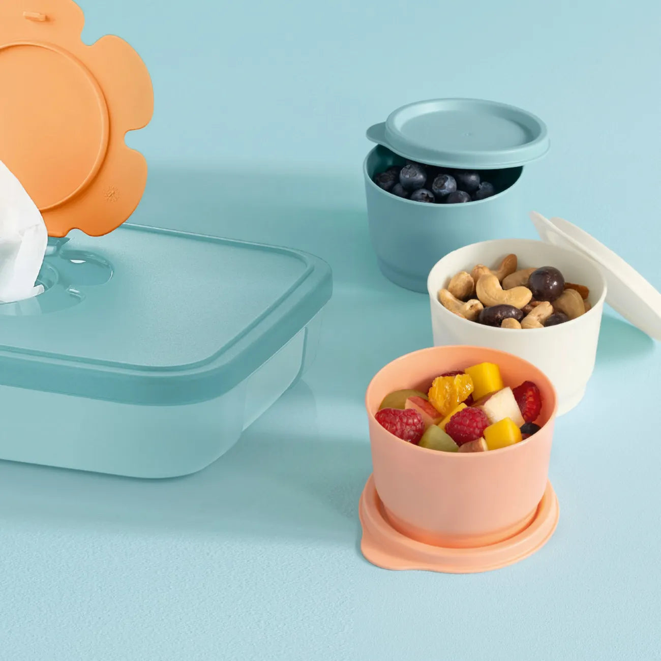 Frische Behälter Kunterbunt von der Marke Tupperware / 3x 110ml Behälter mit Deckel / Fröhlich und Bunt / Snackbehälter / Stapelbar / auch Perfekt geeignet für Bastelmaterial / Hier direkt online kaufen 