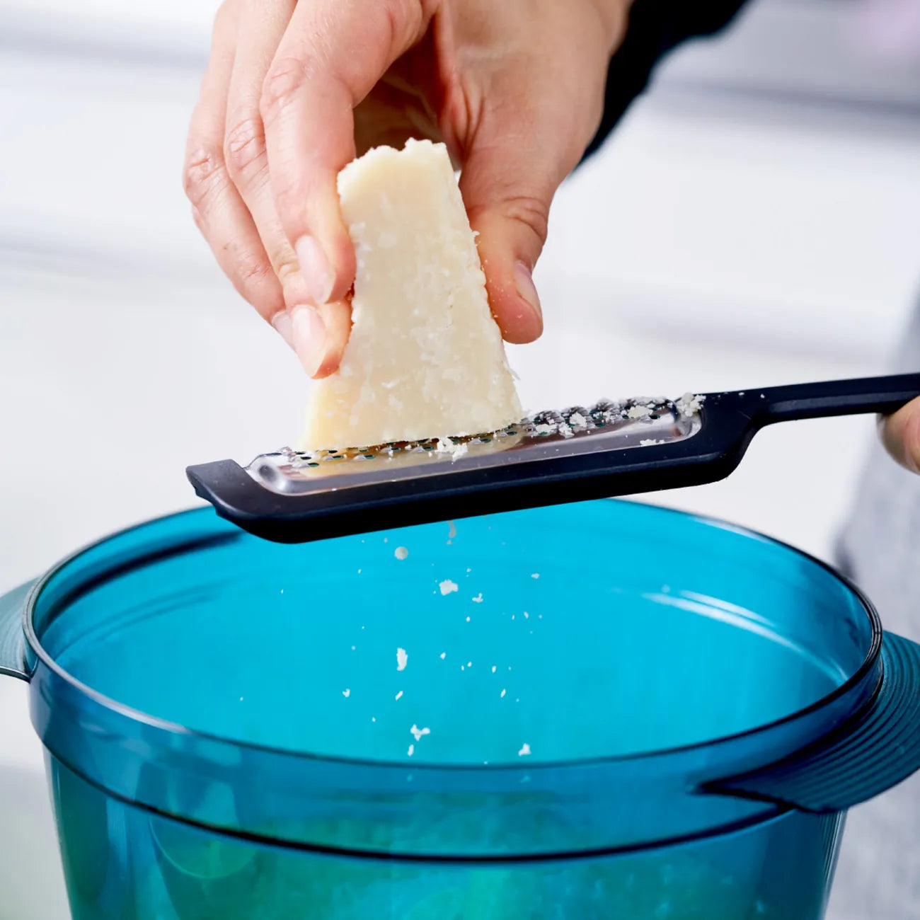 Griffbereit kleine Reibe von der Marke Tupperware / mit Ergonomischen Griff / Kompakt und Praktisch / Ideal um Käse oder Schokolade direkt auf dein Gericht zu Reiben / zum Platzieren auf einem Schneidebrett oder Teller / Hier direkt online kaufen 