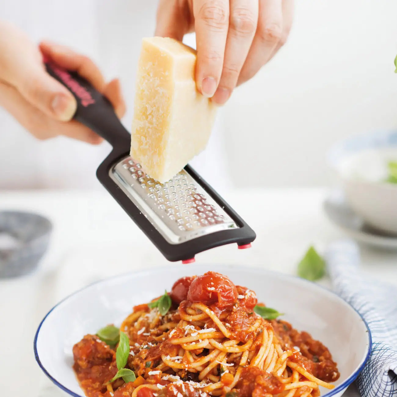 Griffbereit kleine Reibe von der Marke Tupperware / mit Ergonomischen Griff / Kompakt und Praktisch / Ideal um Käse oder Schokolade direkt auf dein Gericht zu Reiben / zum Platzieren auf einem Schneidebrett oder Teller / Hier direkt online kaufen 