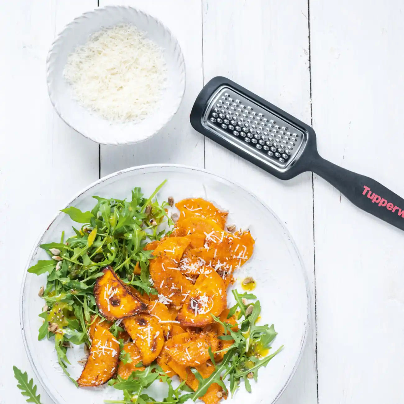 Griffbereit kleine Reibe von der Marke Tupperware / mit Ergonomischen Griff / Kompakt und Praktisch / Ideal um Käse oder Schokolade direkt auf dein Gericht zu Reiben / zum Platzieren auf einem Schneidebrett oder Teller / Hier direkt online kaufen 