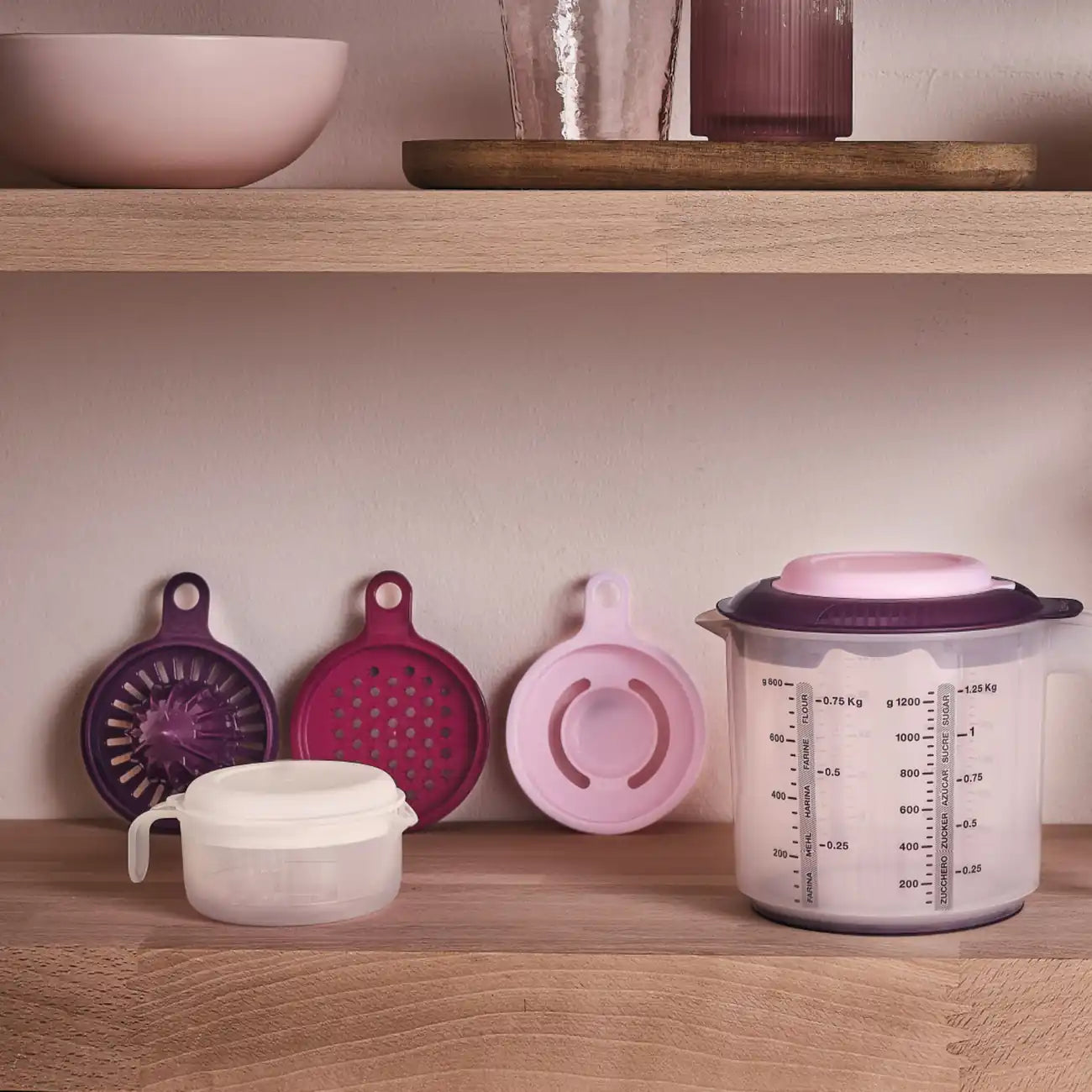 Küchenperle Lila von der Marke Tupperware / zum Reiben, Eitrennen und Fruchtpressen / inkl. Auffangbehälter / Ideal Kombinierbar mit dem Shake It und dem Rühr Mix 1,25 L / Alle teile sind modular Stapelbar / Platzsparend verstaubar / Hier direkt online kaufen