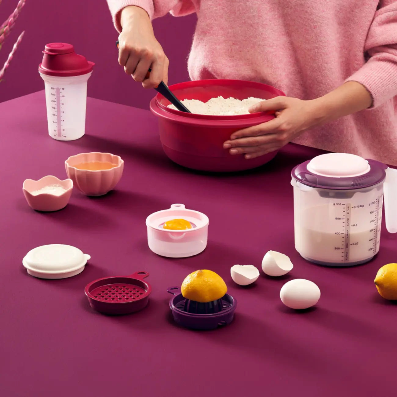 Küchenperle Lila von der Marke Tupperware / zum Reiben, Eitrennen und Fruchtpressen / inkl. Auffangbehälter / Ideal Kombinierbar mit dem Shake It und dem Rühr Mix 1,25 L / Alle teile sind modular Stapelbar / Platzsparend verstaubar / Hier direkt online kaufen