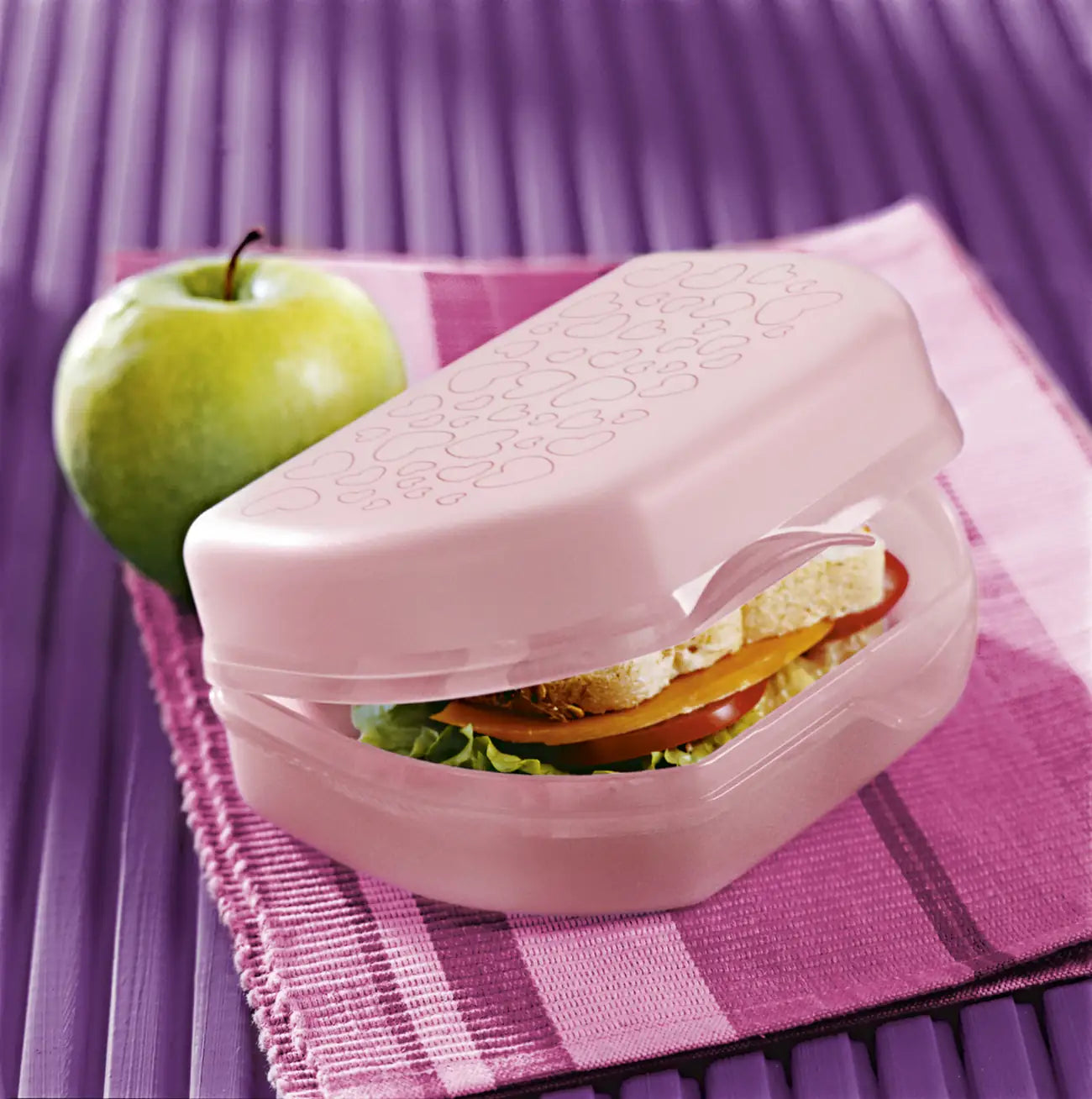 Snacky Brot & Lunchbox von der Marke Tupperware / in der Farbe Rosa, mit gelasertem Herzen-Motiv / Ideal für Unterwegs, egal ob für den kleinen Snack oder eiche Auswahl an Spielzeug / Aufbewahrungsbox / Hier direkt online kaufen
