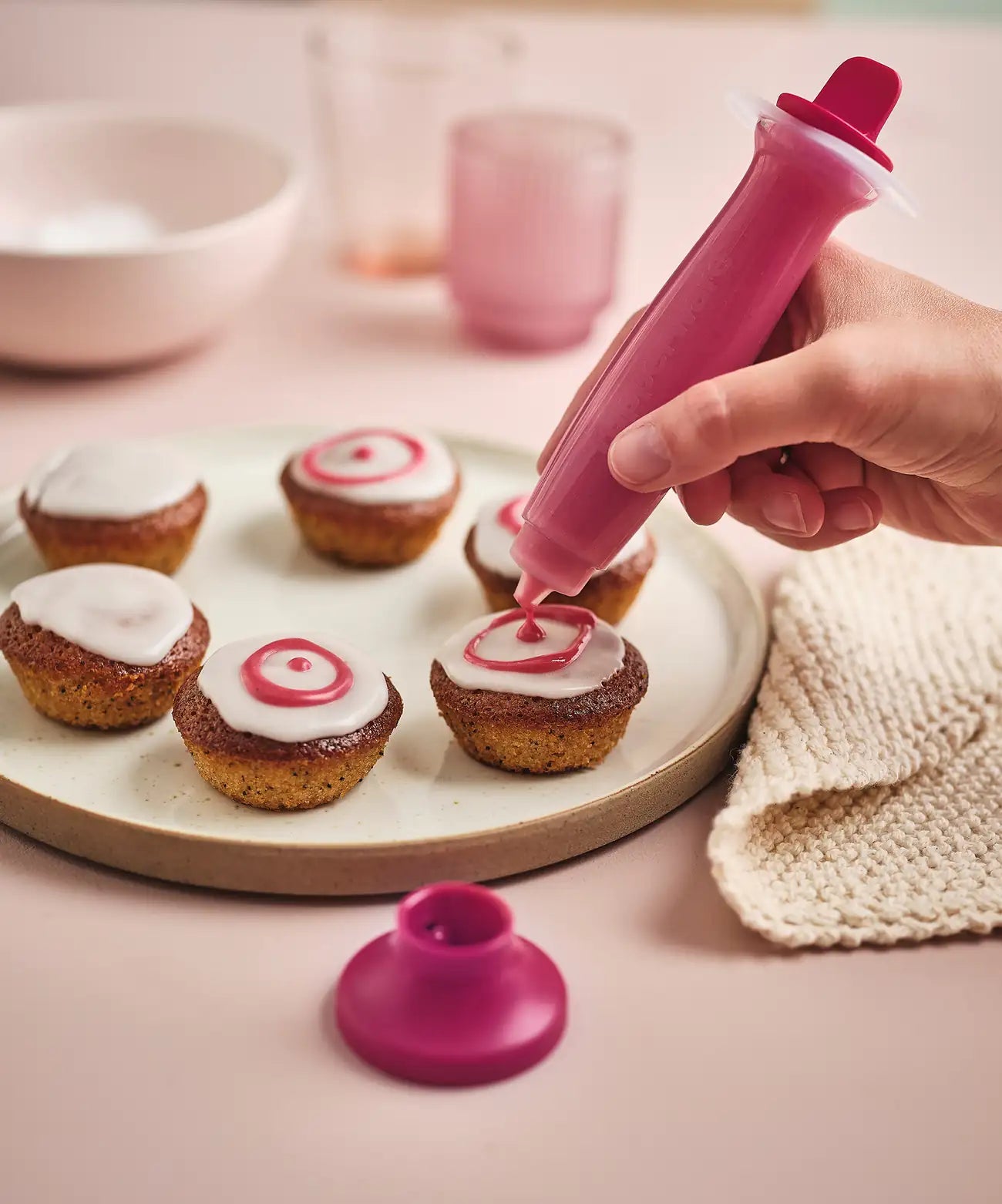 Dekozauber Silikonstift von der Marke Tupperware / in der Farbe Lila / Stift zum dekorieren / Silikonstift zum Befüllen mit Zuckerguss / Hier direkt online kaufen