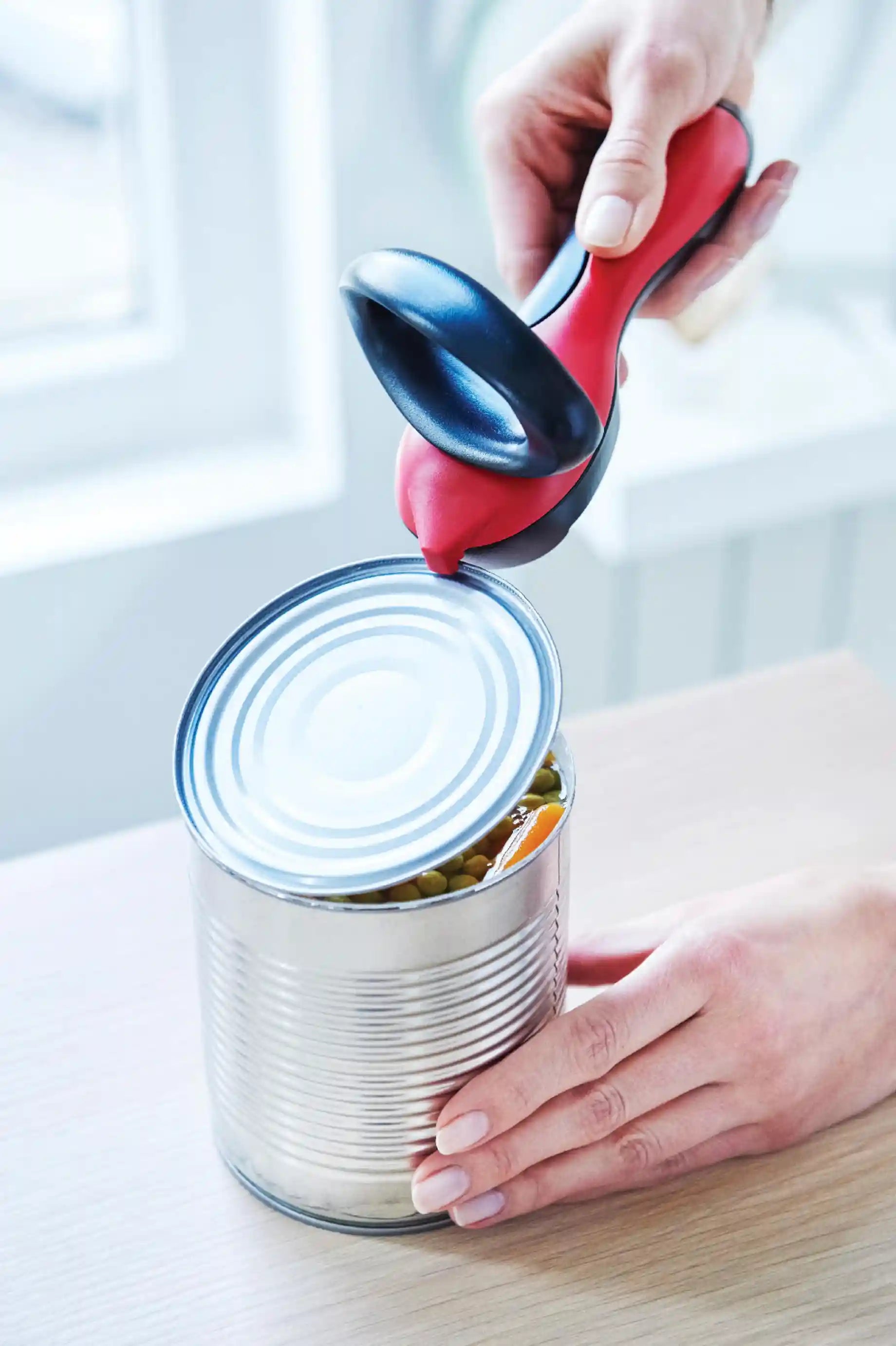Dosenöffner von der Marke Tupperware in der Farbe Rot / mit sicherem Mechanismus gegen Scharfe Kanten / Einfach und Solide / sorgt für abgerundete Schnittkanten / Komfort dank ergonomisch geformten Griff / mit Greifer zum abnehmen des Abgeschnittenen Deckels / Hier direkt online kaufen 