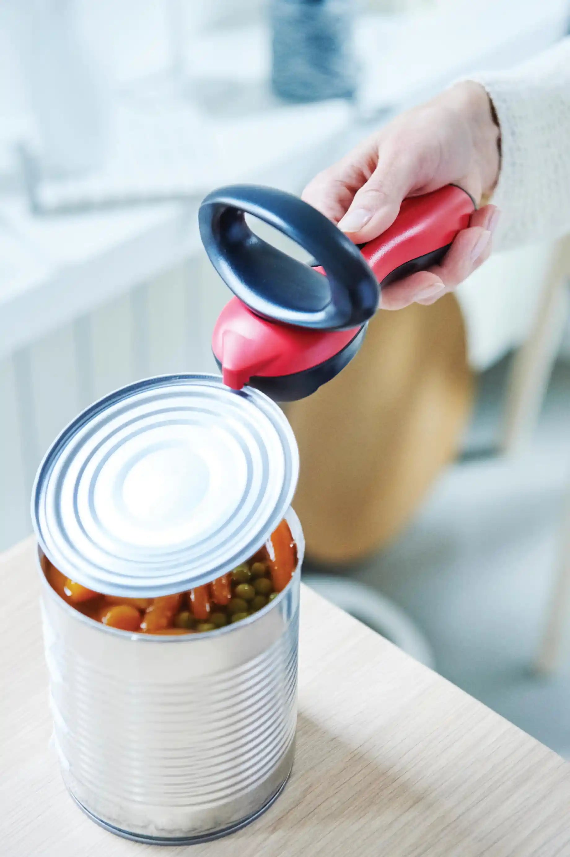 Dosenöffner von der Marke Tupperware in der Farbe Rot / mit sicherem Mechanismus gegen Scharfe Kanten / Einfach und Solide / sorgt für abgerundete Schnittkanten / Komfort dank ergonomisch geformten Griff / mit Greifer zum abnehmen des Abgeschnittenen Deckels / Hier direkt online kaufen 