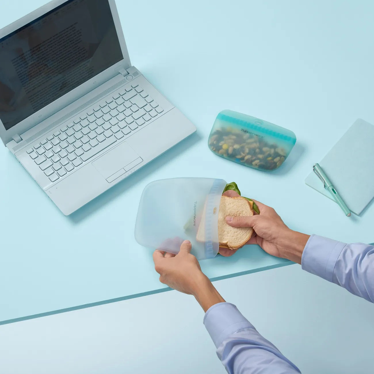 Ultimate Silicone Slim Bag 300ml von der Marke Tupperware / in der Farbe Blau  / Frischhaltebeutel / Gefrierbeutel / Auslaufsicher / Ideal für Unterwegs / Hier direkt online kaufen