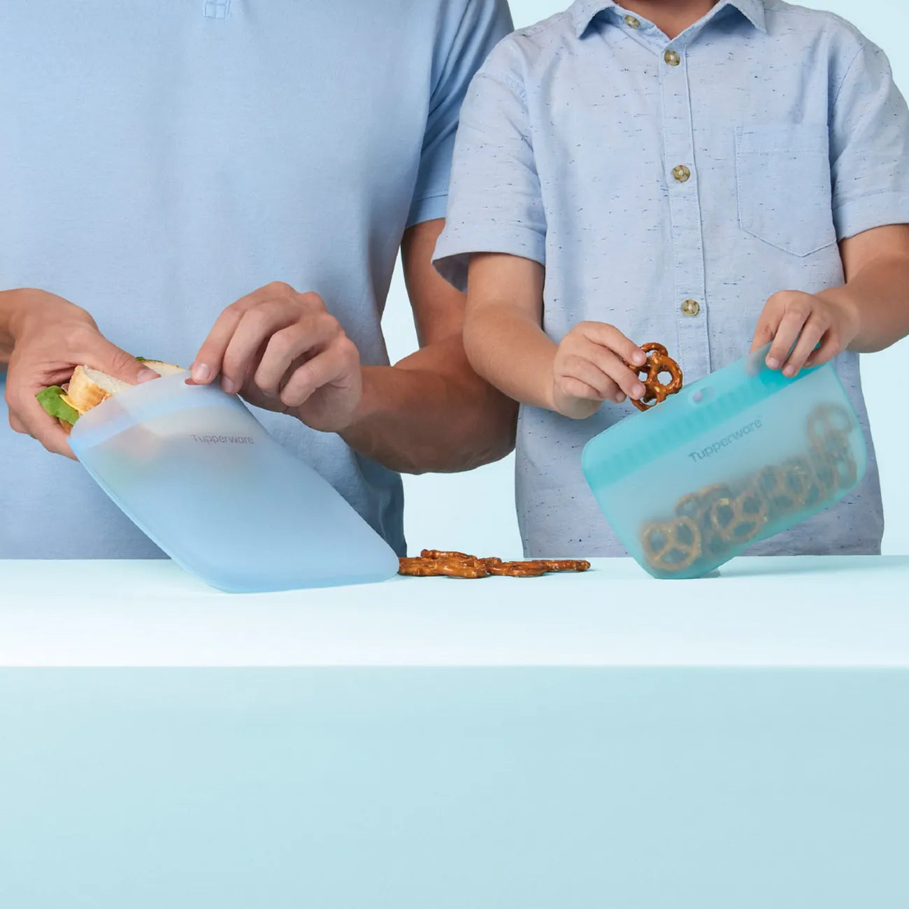 Ultimate Silicone Slim Bag 980ml von der Marke Tupperware / in der Farbe Blau  / Frischhaltebeutel / Gefrierbeutel / Auslaufsicher / Ideal für Unterwegs / Hier direkt online kaufen