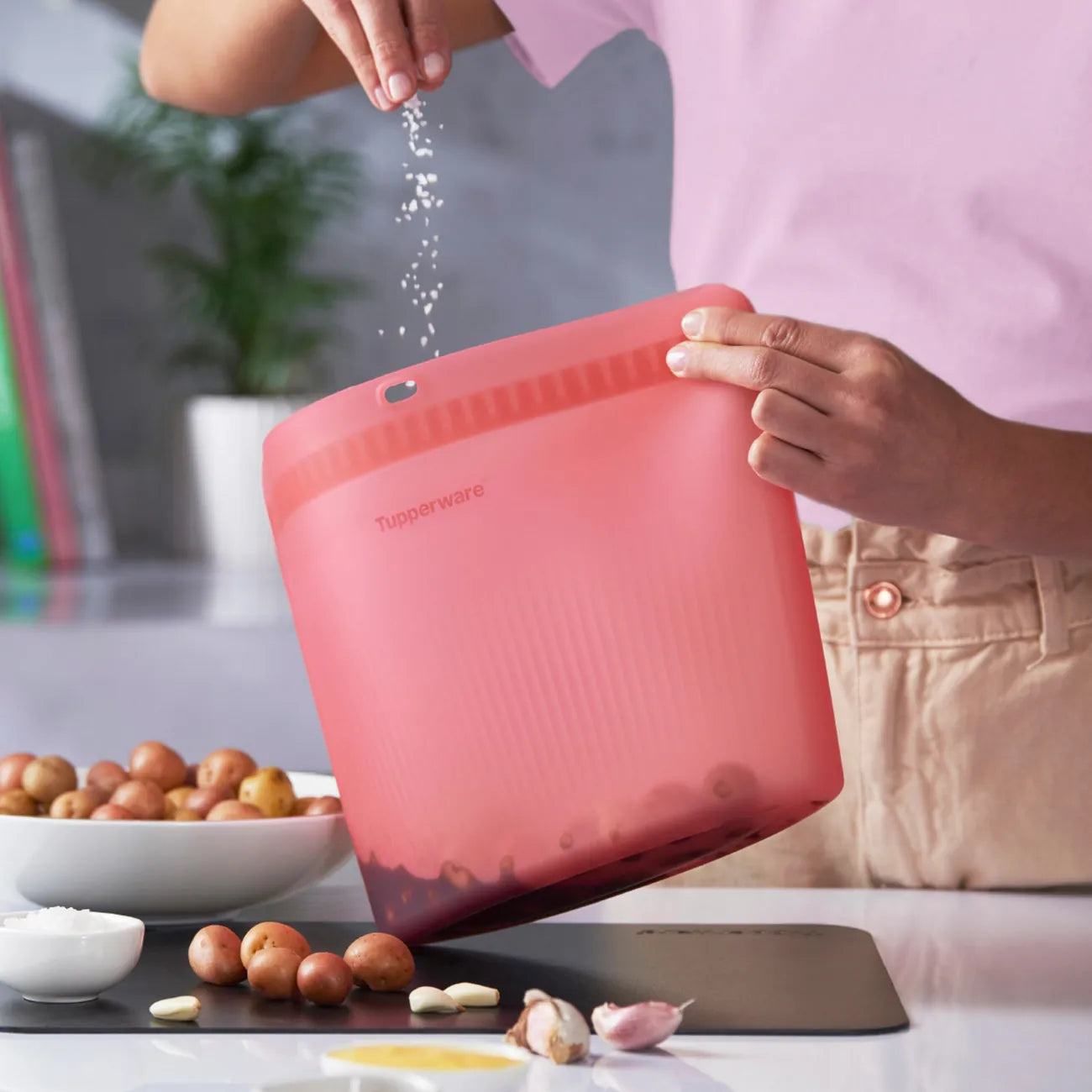 Ultimate Silicone Bag 2,9L von der Marke Tupperware / in der Farbe Pink / Frischhaltebeutel / Gefrierbeutel / Auslaufsicher / Ideal für Unterwegs / Hier direkt online kaufen