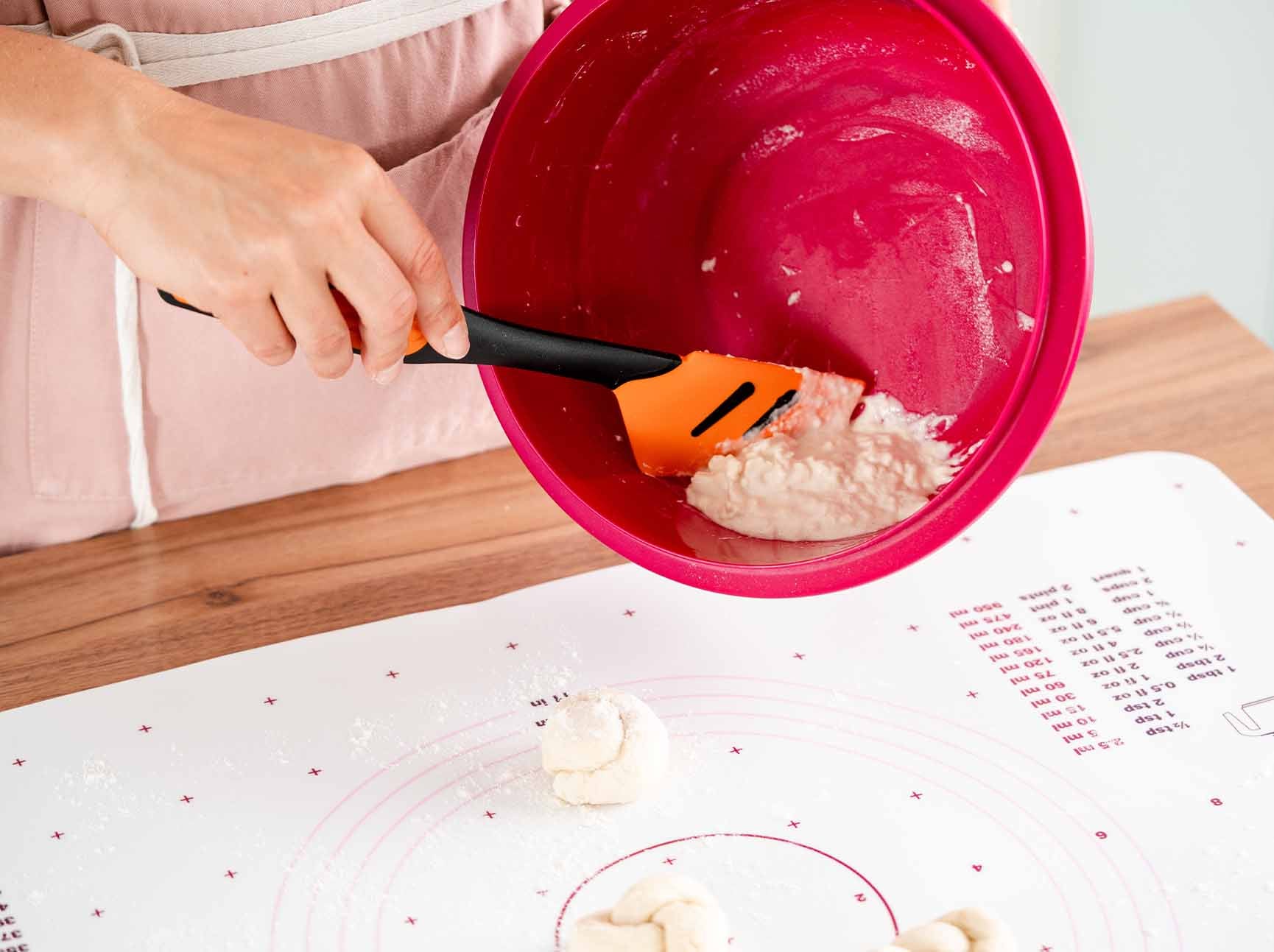 Top-Schaber, Griffbereit in Orange von der Marke Tupperware / Flexibler Silikonschaber / zum Vermengen und Ausschaben / Küchenhelfer / mit ergonomischen Griff / Teigschaber / Beispielbild Ausschaben einer Rührschüssel / Hier direkt online kaufen