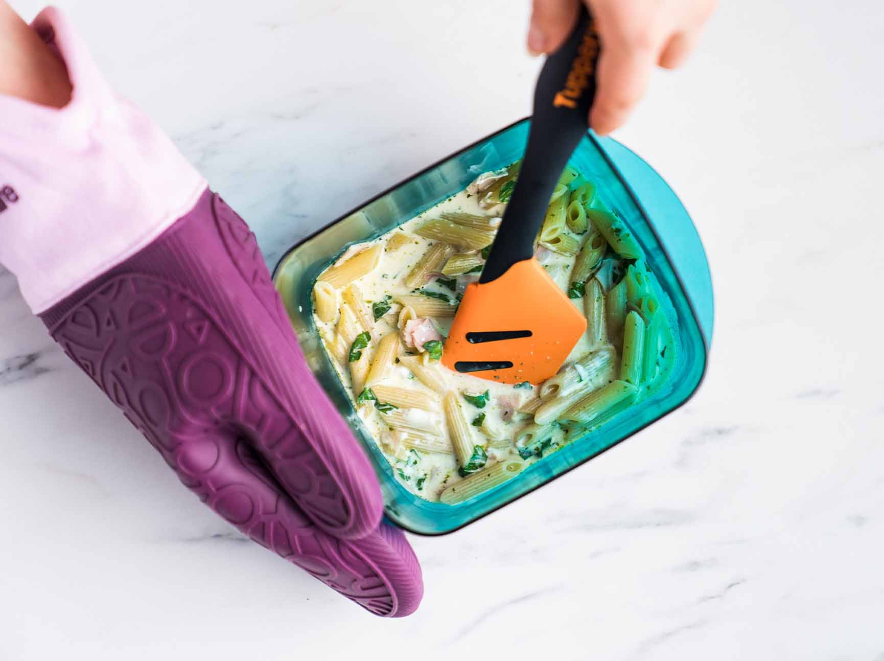 Top-Schaber, Griffbereit in Orange von der Marke Tupperware / Flexibler Silikonschaber / zum Vermengen und Ausschaben / Küchenhelfer / mit ergonomischen Griff / Teigschaber / Beispiel Bild Ausschaben einer Auflaufform / Hier direkt online kaufen