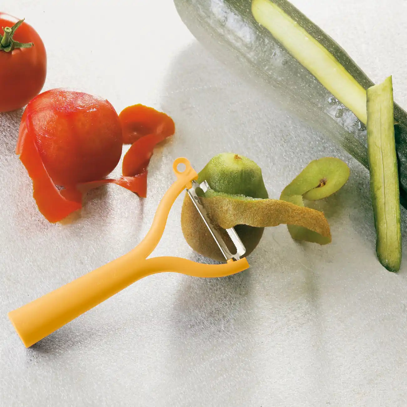 Universalschäler (Y) von der Marke Tupperware / in der Farbe sonnengelb / Gemüse Schäler / Hier direkt online kaufen