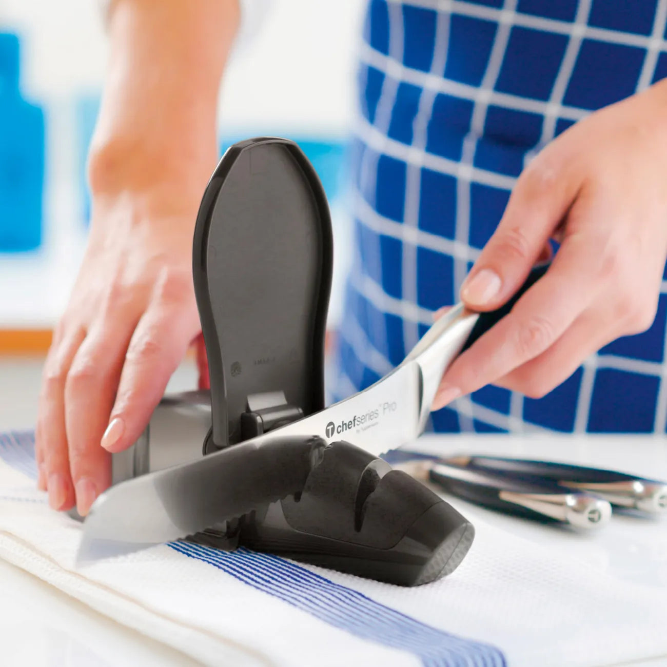 A-Serie Messermaus Schärfmaus Universal von der Marke Tupperware / Messer Schärfer für Messer mit Glattschliff & Wellenschliff / mit austauschbaren Schleifsteinen / Hier direkt online kaufen