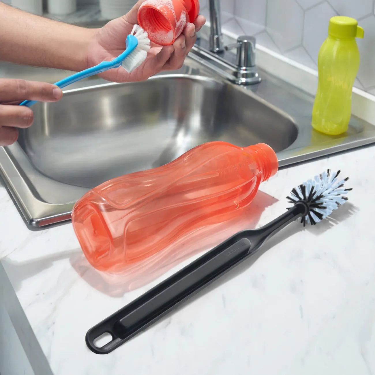 EcoEasy Bürste 2 von der Marke Tupperware / in der Farbe Schwarz / Flaschenbürste zum Reinigen von EcoEasy Flaschen / Reinigungsbürste / Hier direkt online kaufen