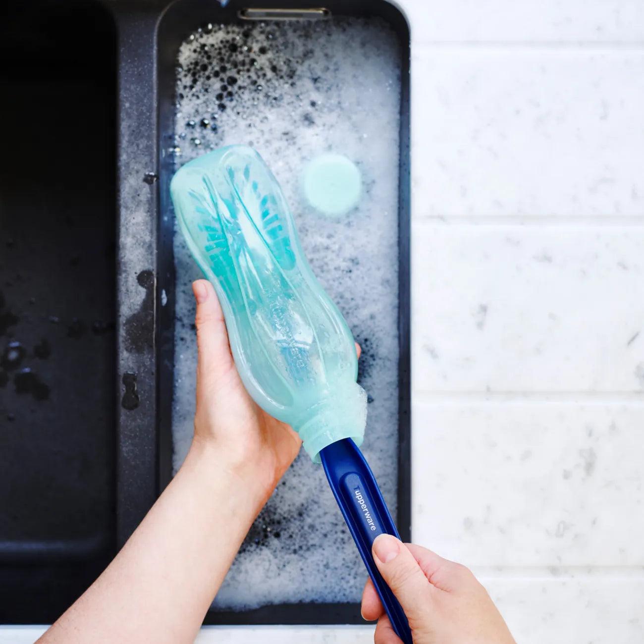 EcoEasy Bürste von der Marke Tupperware / in der Farbe Dunkelblau / Flaschenbürste / Reinigungsbürste / Ideal zum Reinigen von EcoEasy Flaschen / Hier direkt online kaufen