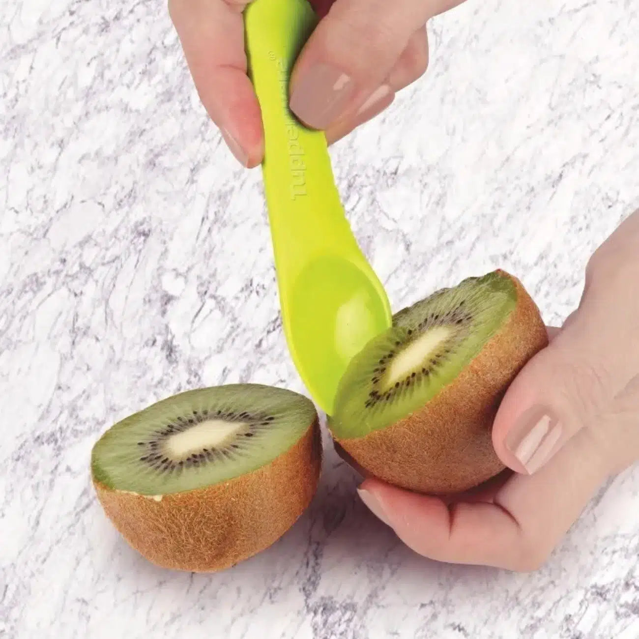 Tupperware Fitness-Löffel in Grün zum einfachen Auslöffeln von Kiwis und Mangos
