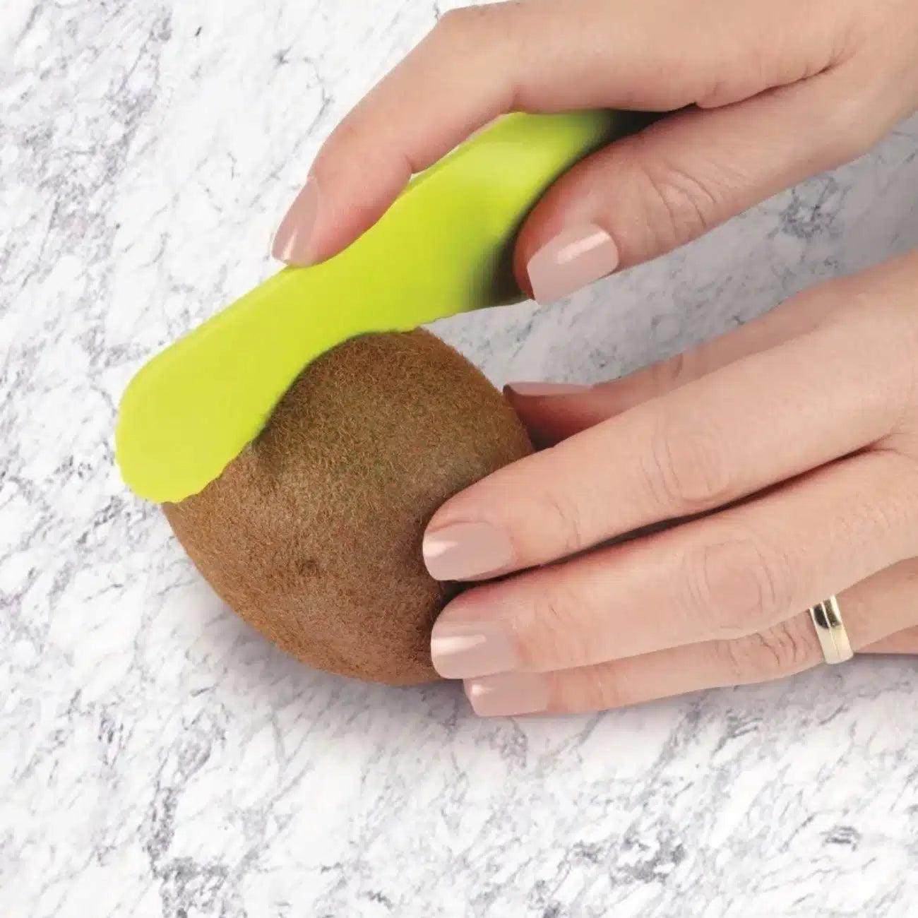 Tupperware Fitness-Löffel in Grün zum einfachen Auslöffeln von Kiwis und Mangos