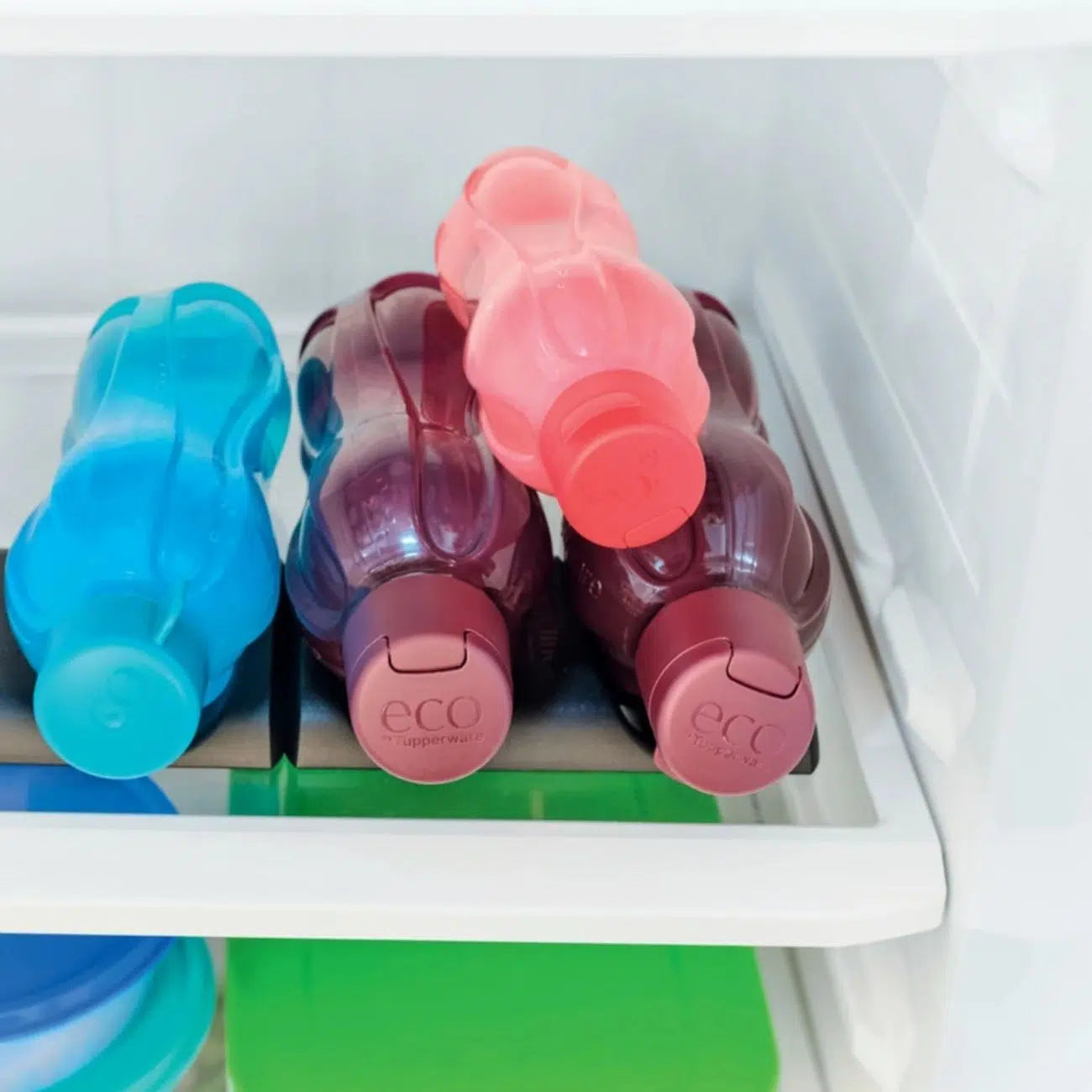 Flaschenhalter Getränkestapler von der Marke Tupperware / Flaschenhalter aus Recycling Material / in der färbe Schwarz / Nachhaltig & Praktisch / Ideal zum stapeln von EcoEasy Trinkflaschen / auch im Kühlschrank nutzbar / Hier direkt online kaufen