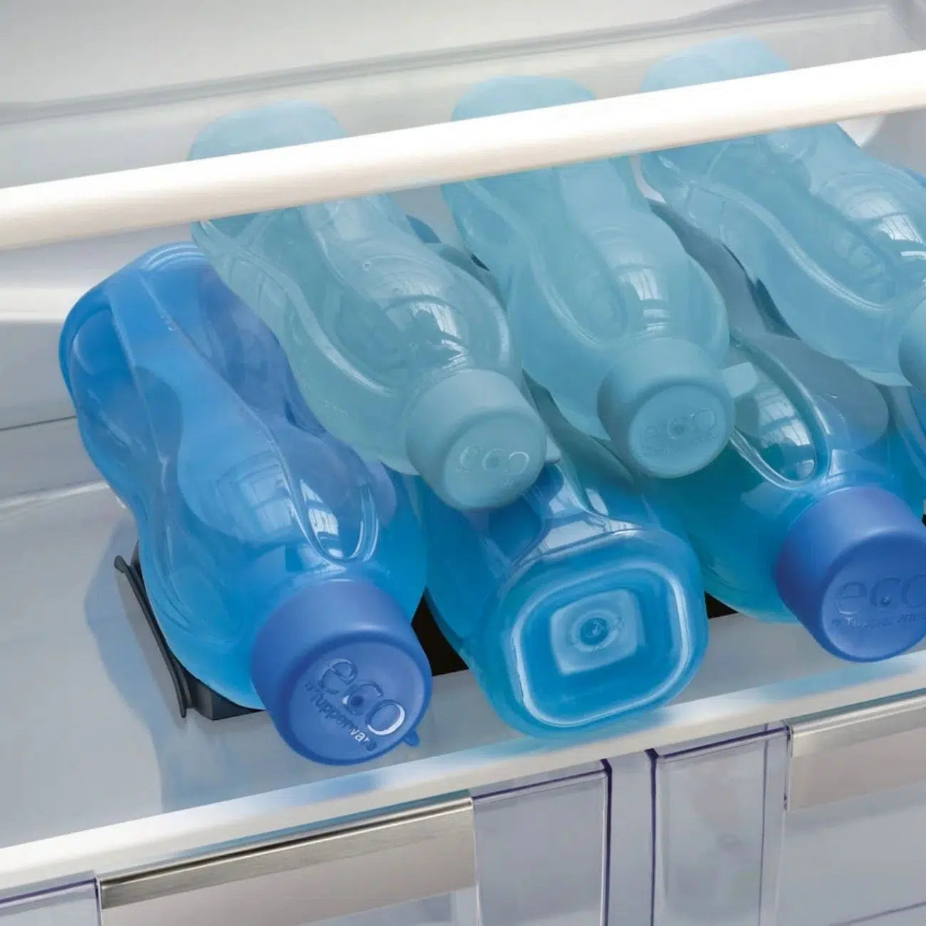 Flaschenhalter Getränkestapler von der Marke Tupperware / Flaschenhalter aus Recycling Material / in der färbe Schwarz / Nachhaltig & Praktisch / Ideal zum stapeln von EcoEasy Trinkflaschen / auch im Kühlschrank nutzbar / Hier direkt online kaufen