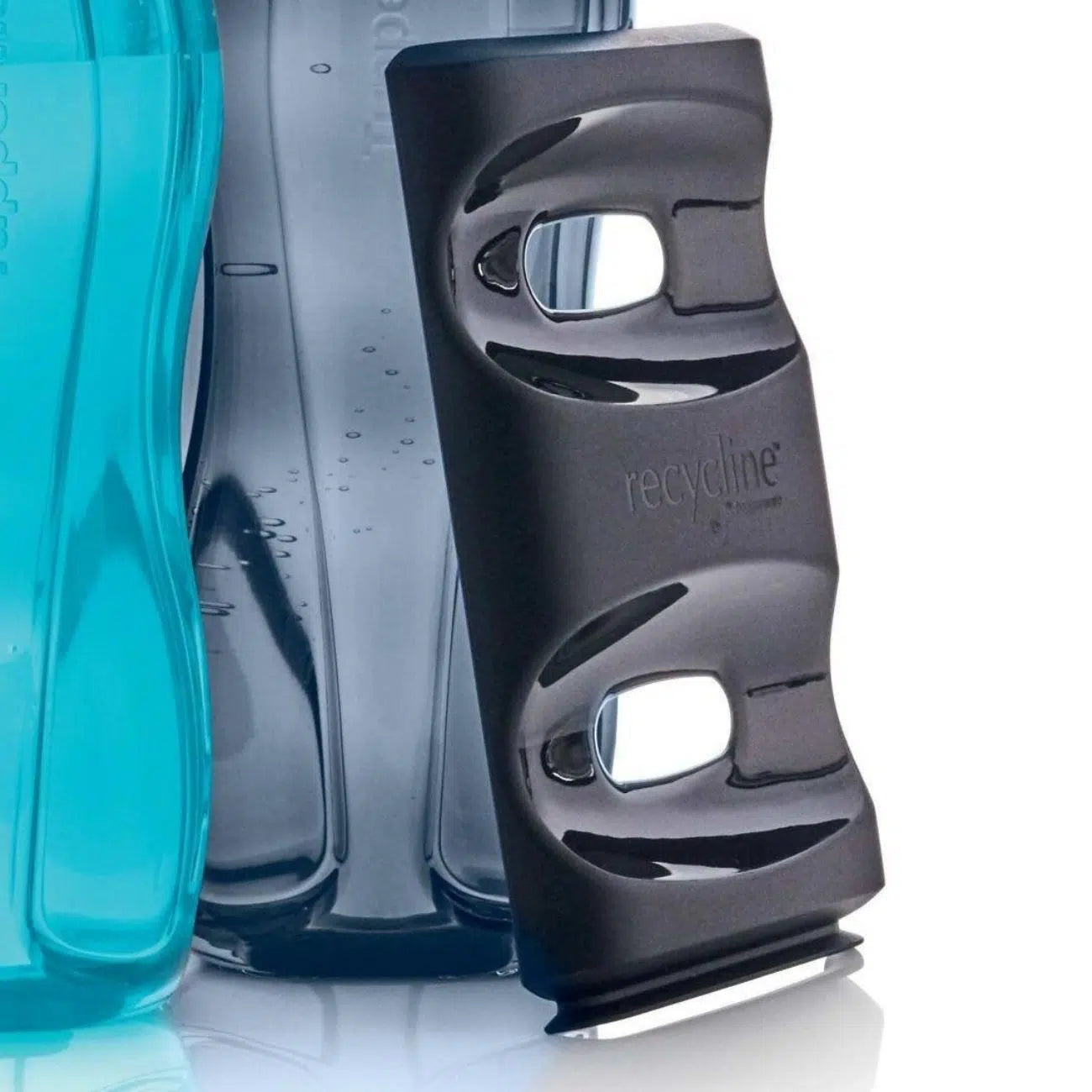 Flaschenhalter Getränkestapler von der Marke Tupperware / Flaschenhalter aus Recycling Material / in der färbe Schwarz / Nachhaltig & Praktisch / Ideal zum stapeln von EcoEasy Trinkflaschen / auch im Kühlschrank nutzbar / Hier direkt online kaufen