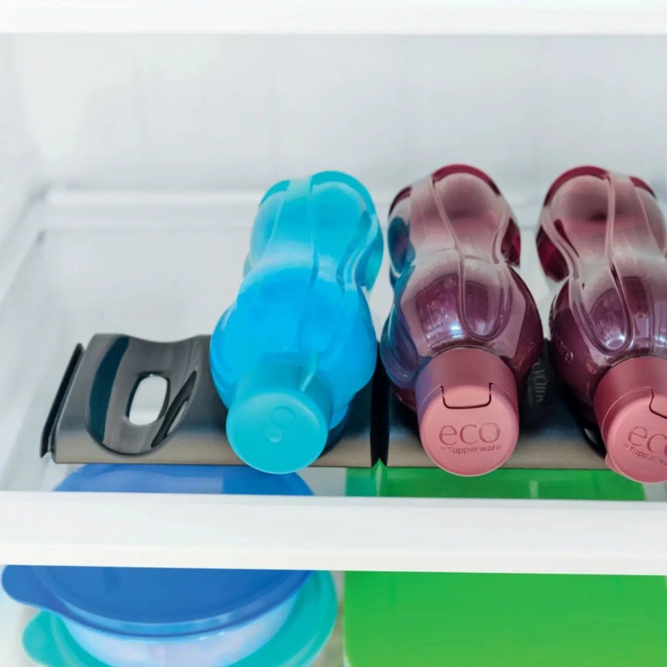 Flaschenhalter Getränkestapler von der Marke Tupperware / Flaschenhalter aus Recycling Material / in der färbe Schwarz / Nachhaltig & Praktisch / Ideal zum stapeln von EcoEasy Trinkflaschen / auch im Kühlschrank nutzbar / Hier direkt online kaufen