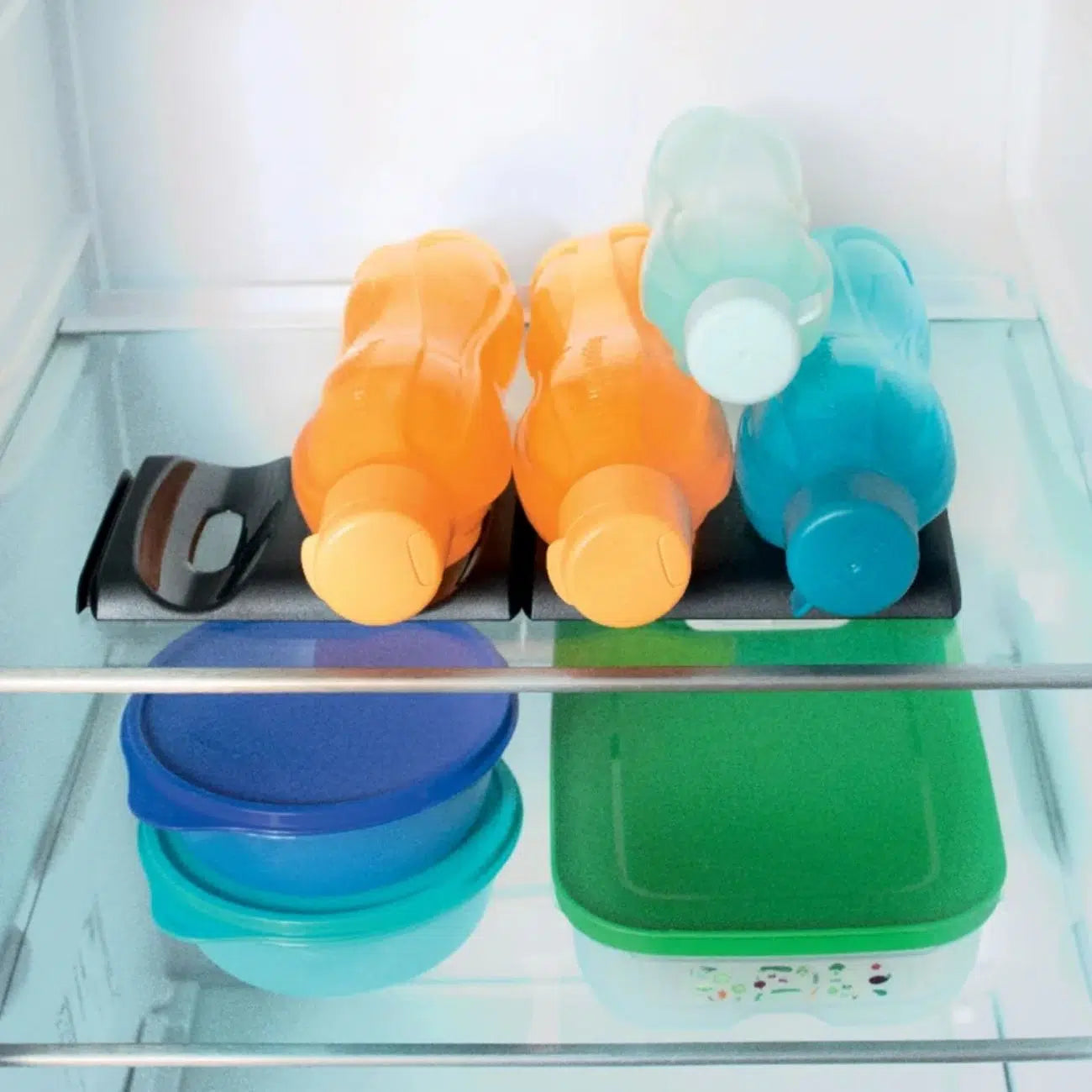 Flaschenhalter Getränkestapler von der Marke Tupperware / Flaschenhalter aus Recycling Material / in der färbe Schwarz / Nachhaltig & Praktisch / Ideal zum stapeln von EcoEasy Trinkflaschen / auch im Kühlschrank nutzbar / Hier direkt online kaufen