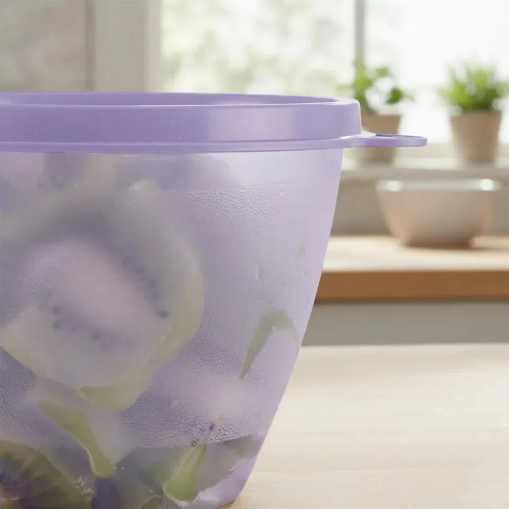 Kühlschrank-Behälter 380 ml geschlossen im Kühlschrank, Tupperware Kühlschrank-Behälter 380 ml offen mit Resten, Stapelbare Kühlschrank-Behälter 380 ml im Kühlschrank, Auslaufsicherer Behälter 380 ml für unterwegs