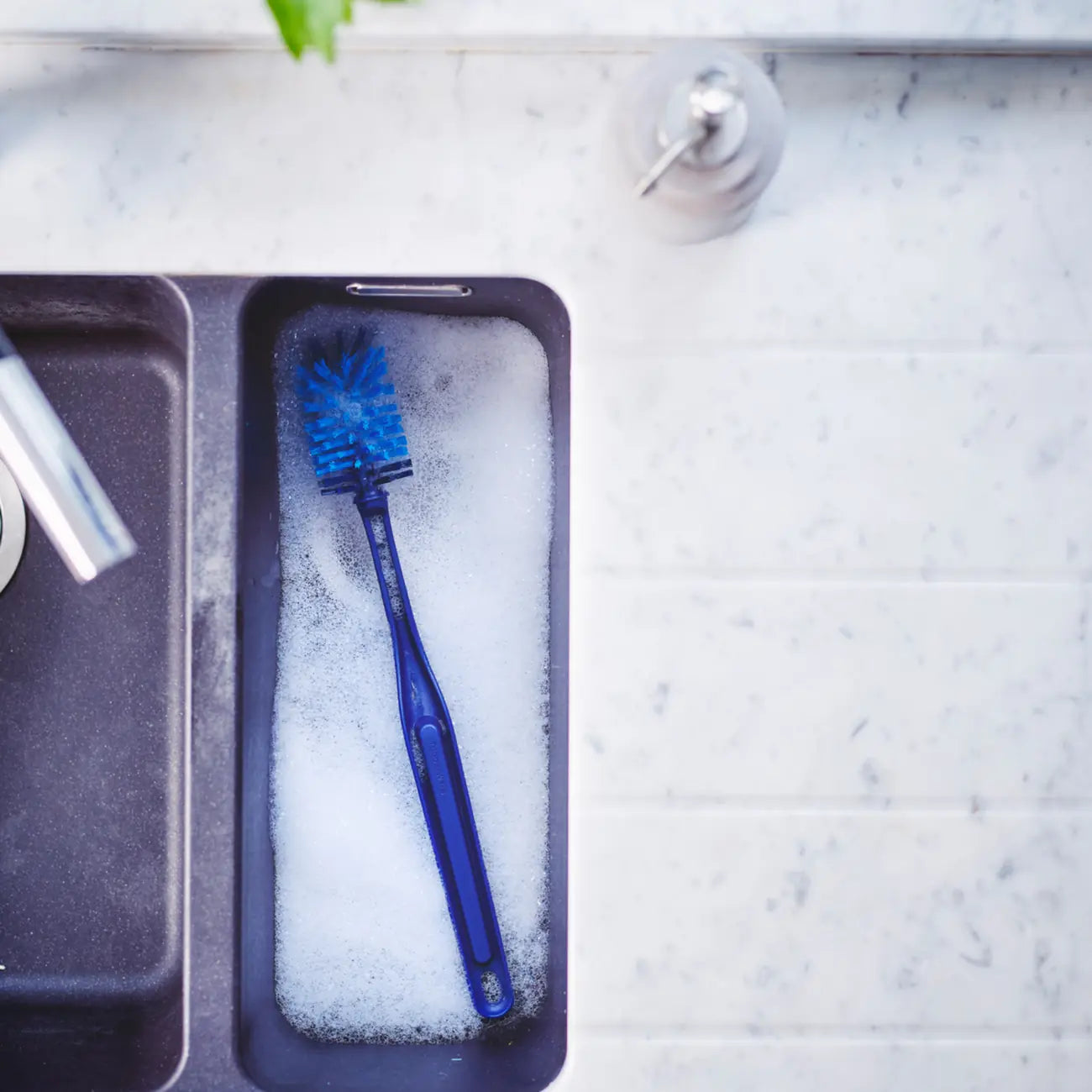 EcoEasy Bürste von der Marke Tupperware / in der Farbe Dunkelblau / Flaschenbürste / Reinigungsbürste / Ideal zum Reinigen von EcoEasy Flaschen / Hier direkt online kaufen