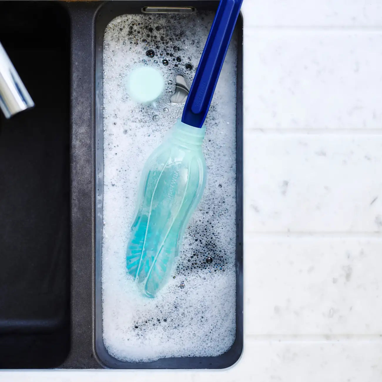 EcoEasy Bürste von der Marke Tupperware / in der Farbe Dunkelblau / Flaschenbürste / Reinigungsbürste / Ideal zum Reinigen von EcoEasy Flaschen / Hier direkt online kaufen