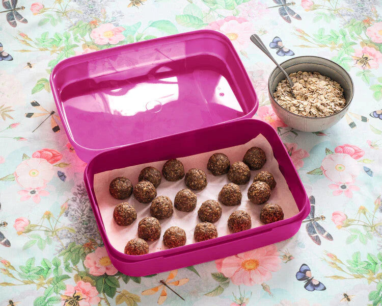 Großes Naschkätzchen 2l von der Marke Tupperware / in der Farbe Lila / Aufklappbarer Deckel / Rechteckige Form / einfache Reinigung / abnehmbarer Deckel / Perfekt für Picknicks / Aufbewahrungsbox / Abgerundete Ecken / Bild Naschkätzchen gefüllt mit Snacks 3 / Hier direkt online kaufen