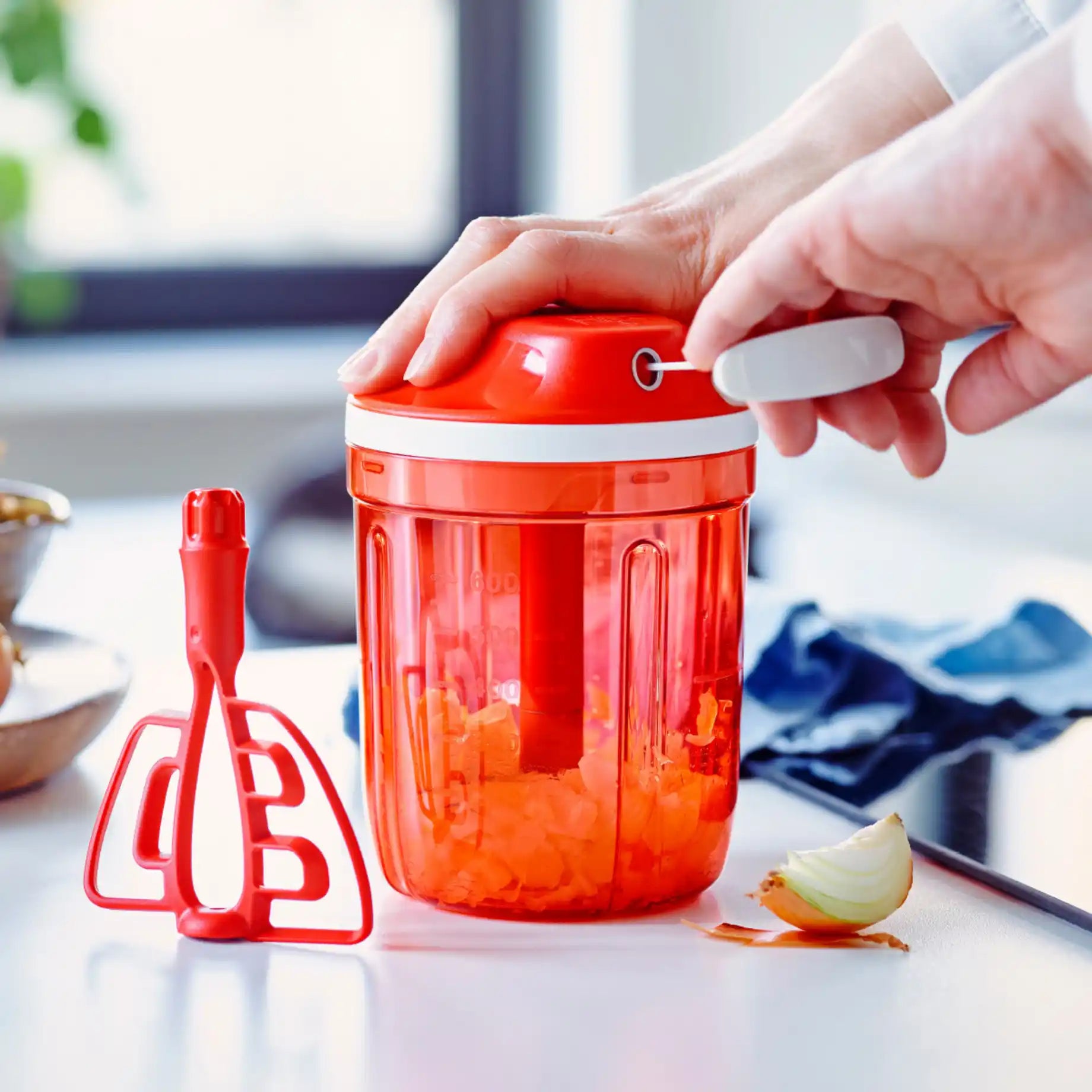 SuperSonic Multi Chef von der Marke Tupperware / Schneidet perfekt Obst, Kräuter und Gemüse / auch zum zubereiten von Smoothies, Pürees und Salatdressings geeignet / mit Quirl Einsatz / Funktioniert ohne Strom mit Zugmechanismus / Hier direkt online kaufen 